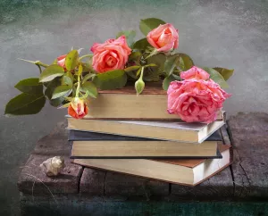 Розы и стопка книг