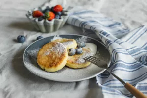 Сырники, черника и клубника