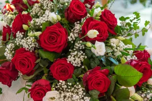 Букет с красными розами