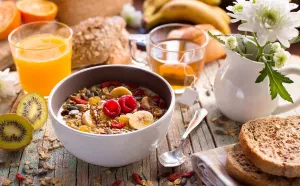 Завтрак с мюслями и хлеб