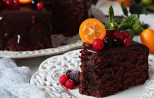 Торт шоколадный с ягодами