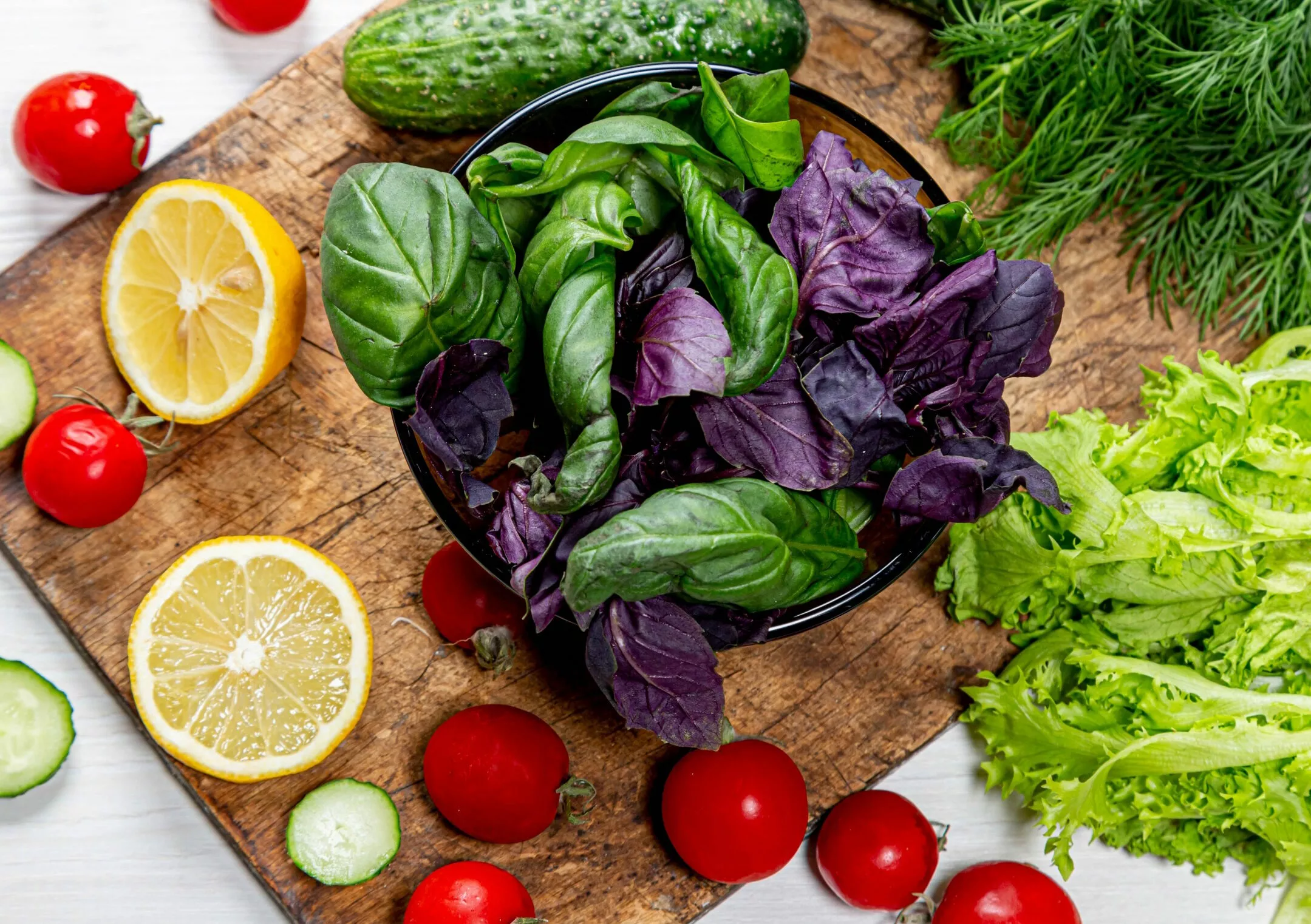 Базилик и томаты