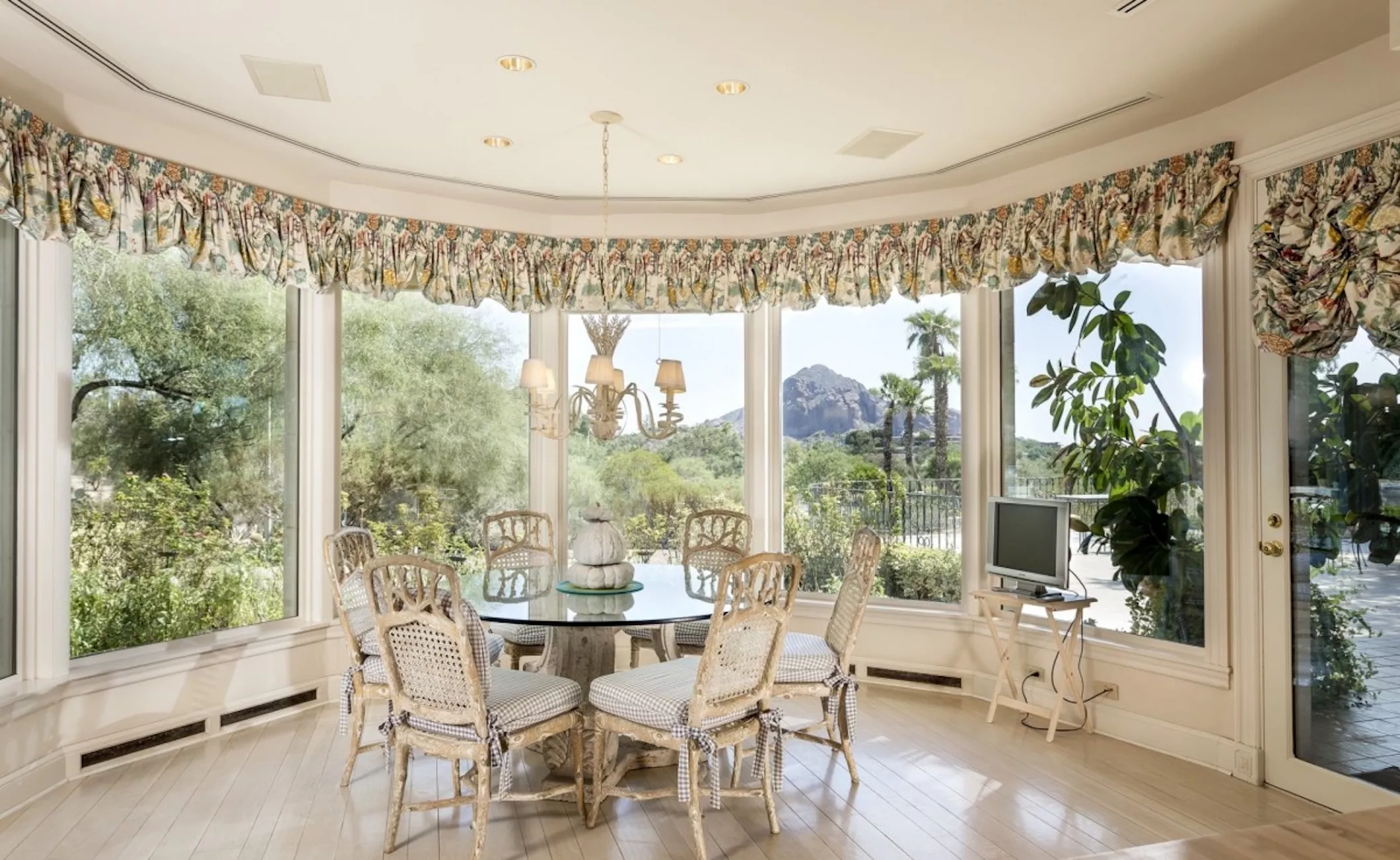 Веранда с телевизором