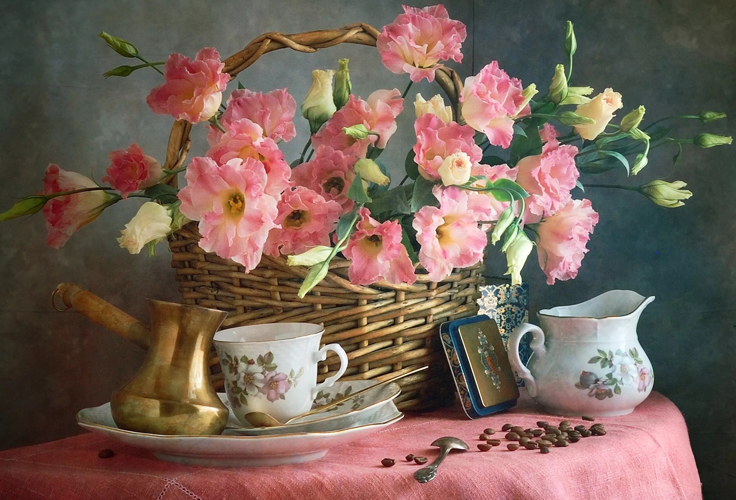 Розовые эустомы и кофе