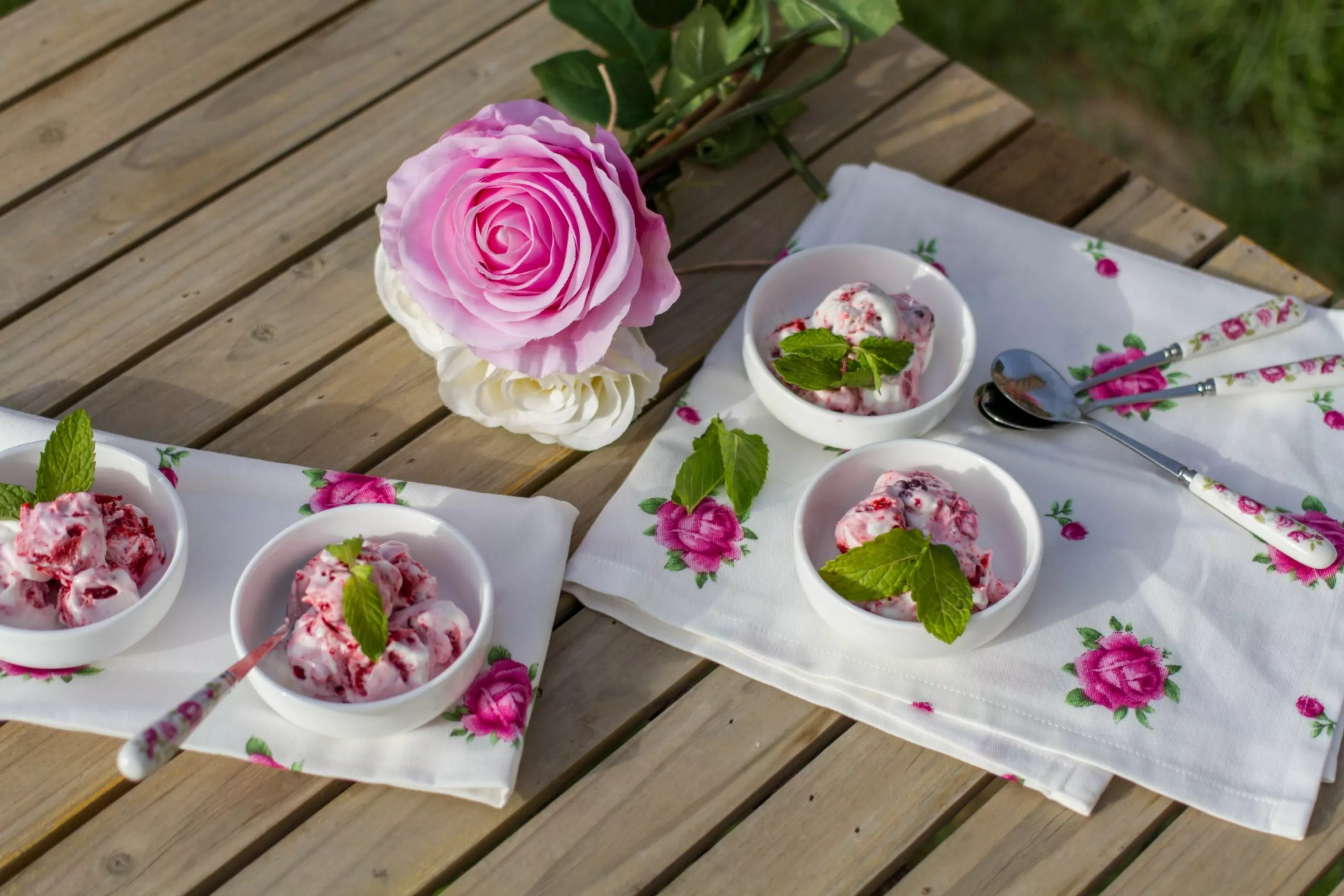 Ягодное мороженое и роза
