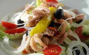 Салат с осьминогами
