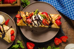 Блинчик с клубникой и мороженым