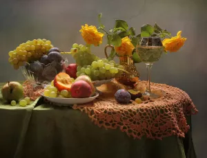 Розы, фрукты и вино