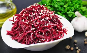 Салат свекольный с кунжутом