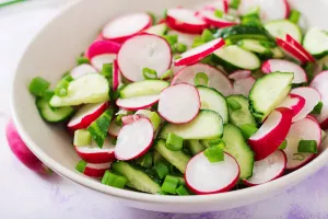 Салат с редиской и огурцами