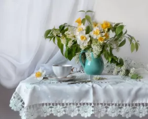 Нарциссы и скатерть