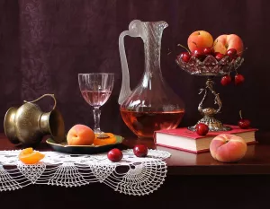 Кувшин, черешня и персики