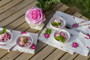 Ягодное мороженое и роза