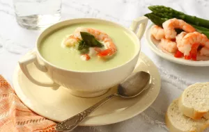 Зеленый суп с креветками