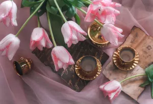 Тюльпаны и чашки