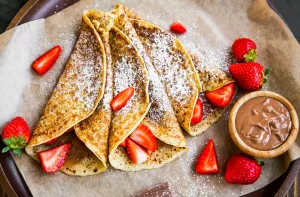 Блины с шоколадом и ягодой