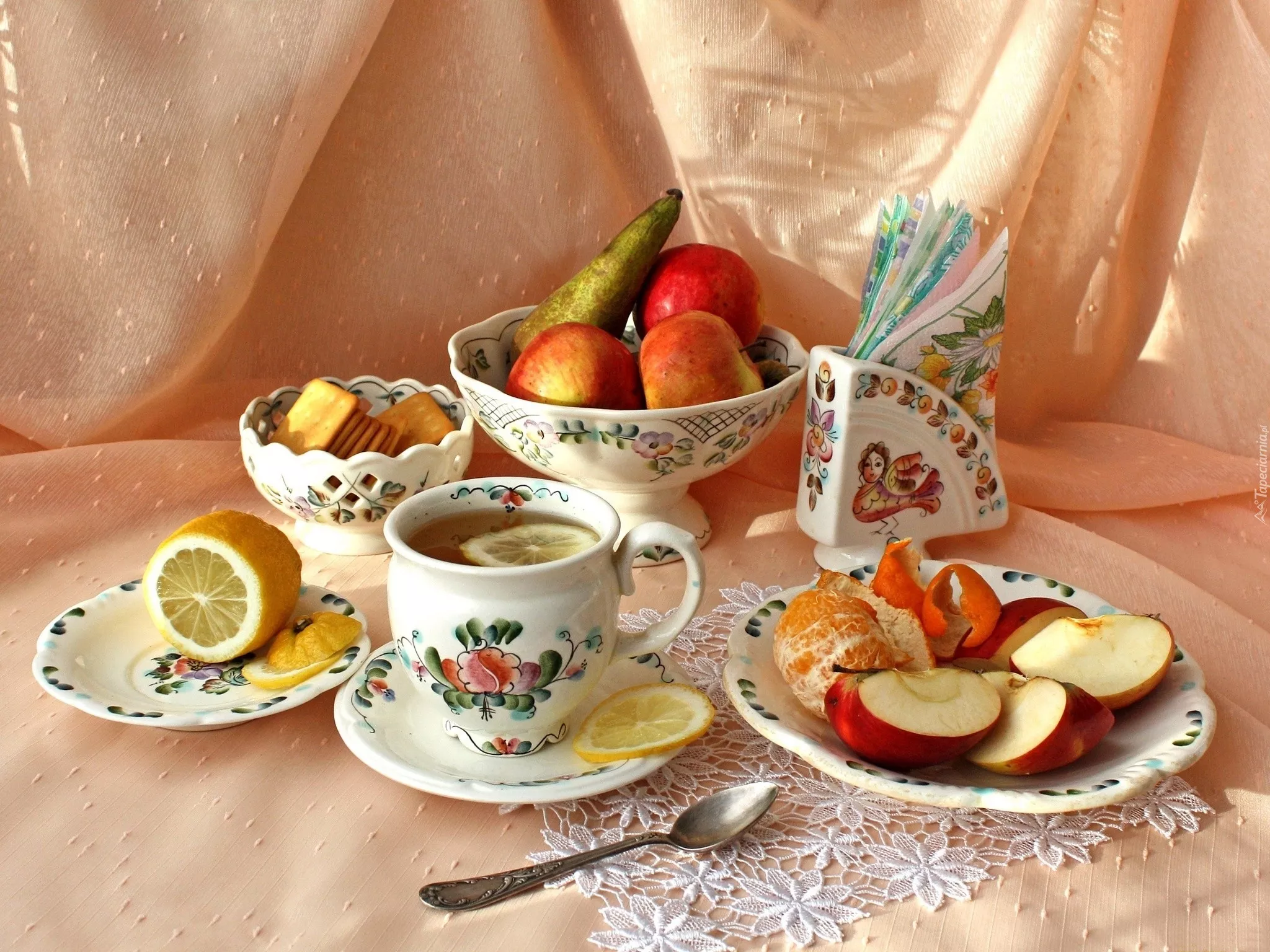 Чай с фруктами и печеньем