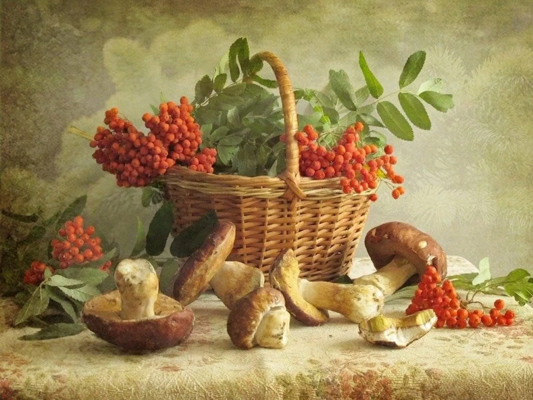 Рябина в корзине и грибы