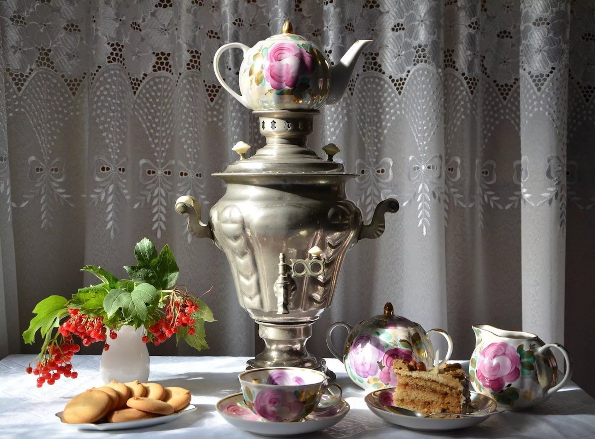 Самовар с чайником и торт