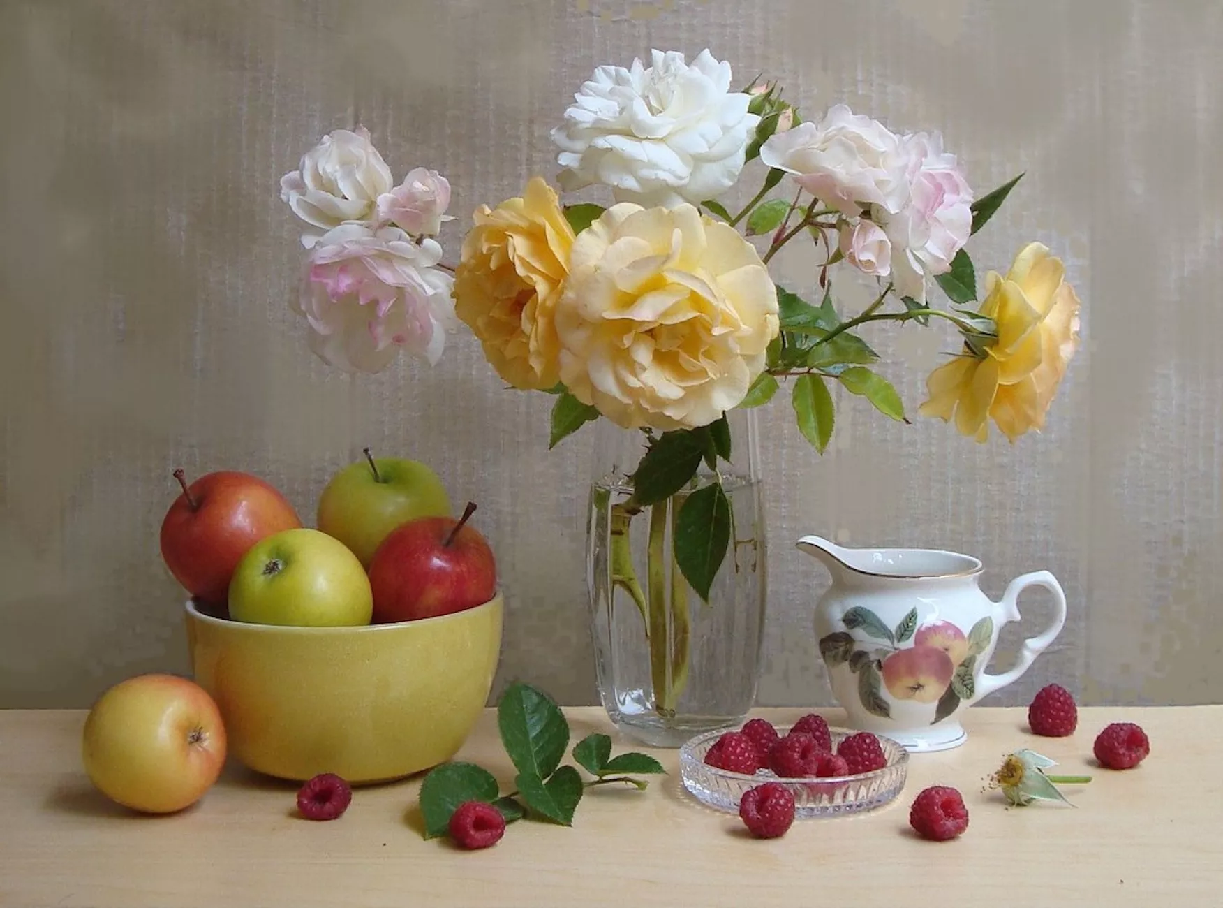 Розы, яблоки и малина