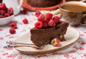 Брауни с орехами и малиной