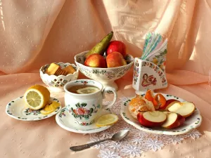Чай с фруктами и печеньем