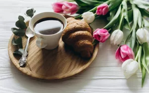 Кофе, круассан и тюльпаны