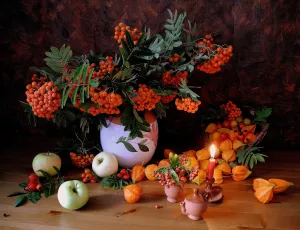 Рябина, яблоки, свеча
