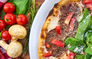 Пицца с мясом и овощами