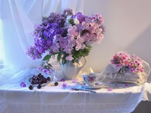 Нежные цветы в вазе и черешня