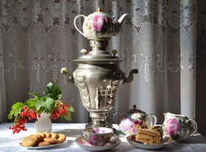 Самовар с чайником и торт