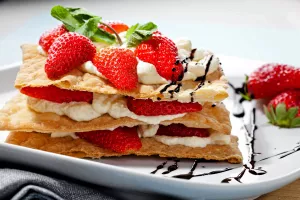 Слойки с клубникой и кремом
