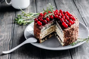 Маковый торт с клюквой