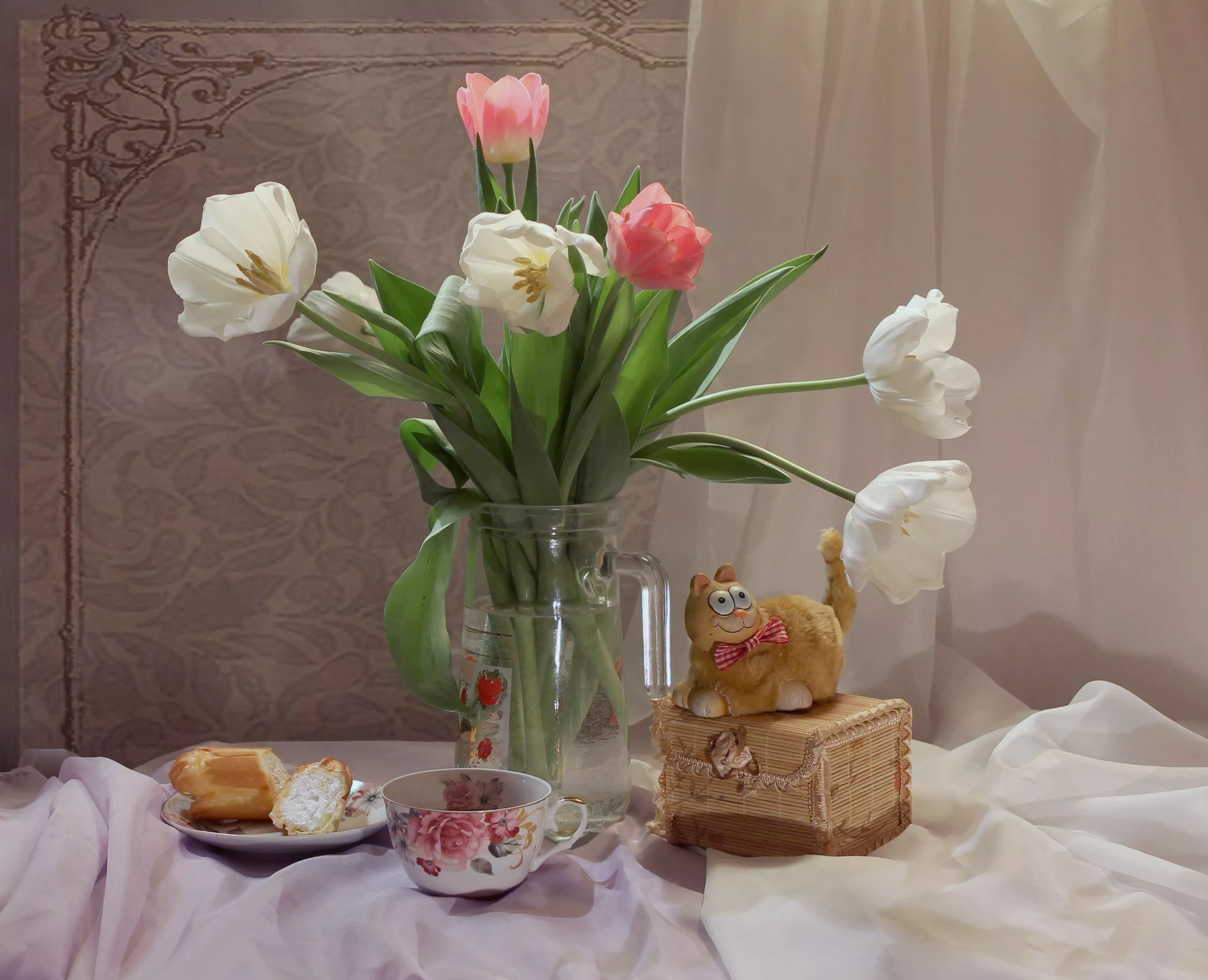 Тюльпаны в букете и кот