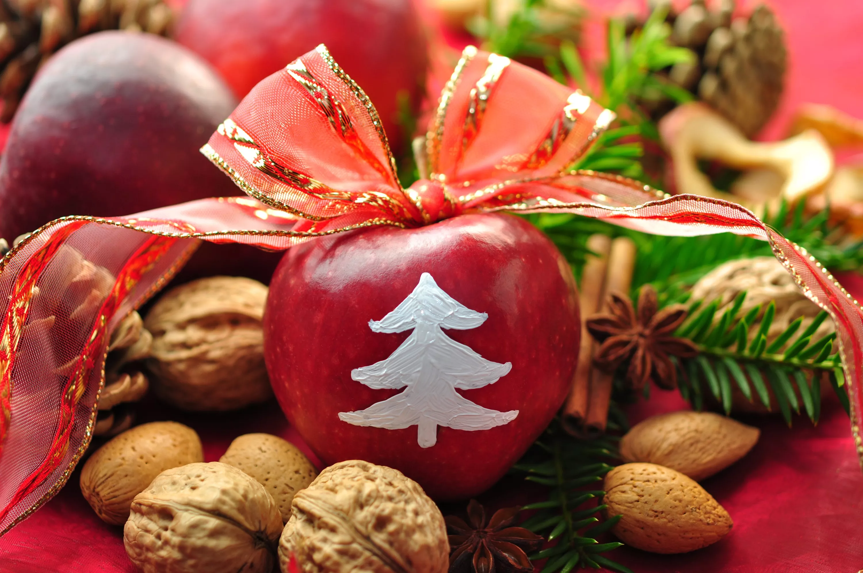 Елочка на яблоке
