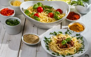 Макароны и овощи с зеленью
