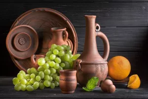 Кувшины, виноград и апельсин
