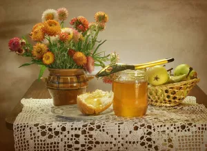 Мед с булочкой