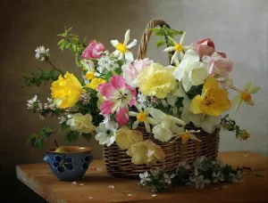 Цветы в корзинке и блюдце