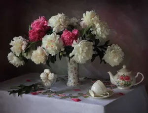 Пионы, черешня, чайник