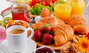 Кофе и вкусный завтрак