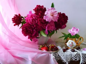 Ягоды, пионы, тюль