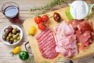 Нарезка мясная и сыр