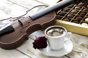 Скрипка, конфеты и кофе