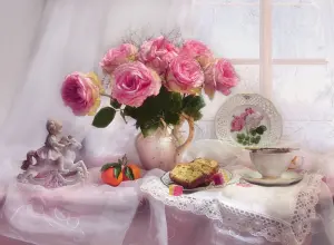 Розы, кекс и фигурка