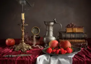 Свеча, фрукты, книги
