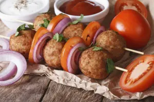 Мясные шарики на шпажках