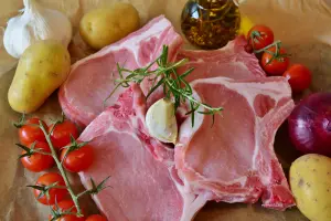 Мясо на кости и овощи