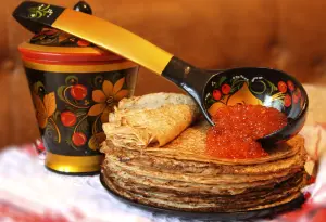 Блины и ложка с икрой
