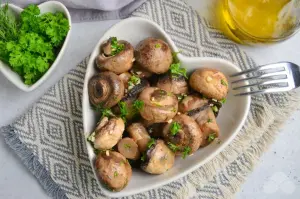 Шампиньоны с петрушкой